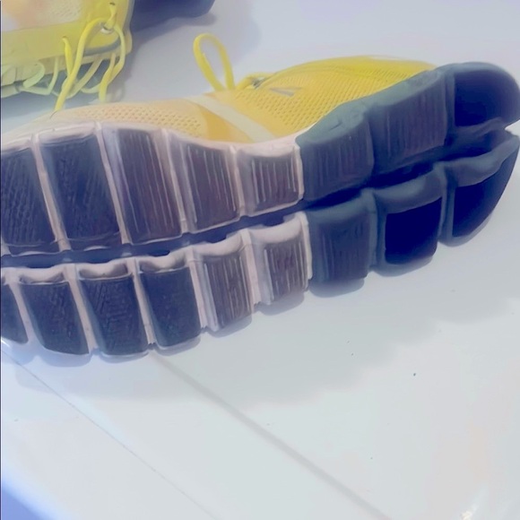 On Running Yellow and Gray Sneakers Modern Athletic Design - Picture 4 of 4